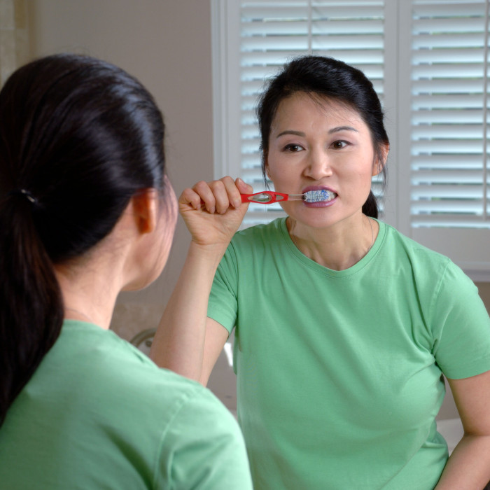 Woman_brushing_teeth